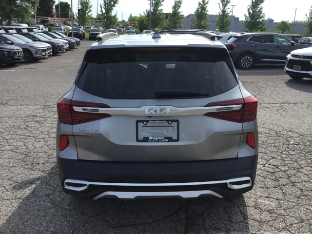 2023 Kia Seltos EX, šedá, 133 395 km, dovoz Kanada — foto 4 z 20