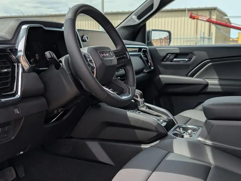 2026 GMC Canyon Elevation, šedá, 1 km, dovoz Kanada — foto 10 z 12