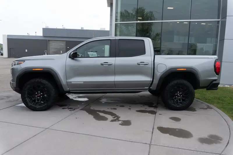 2026 GMC Canyon Elevation, šedá, 12 km, dovoz Kanada — foto 10 z 12