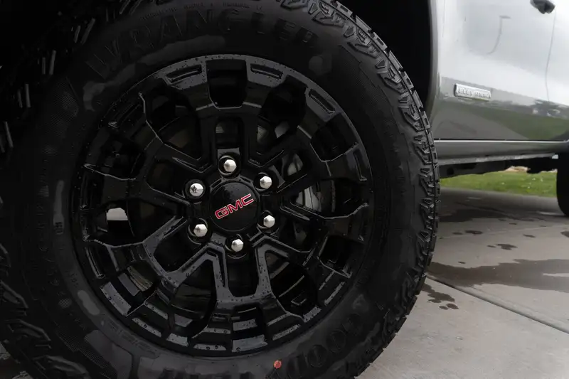 2026 GMC Canyon Elevation, šedá, 12 km, dovoz Kanada — foto 11 z 12