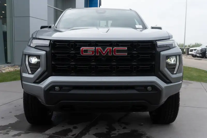 2026 GMC Canyon Elevation, šedá, 12 km, dovoz Kanada — foto 2 z 12