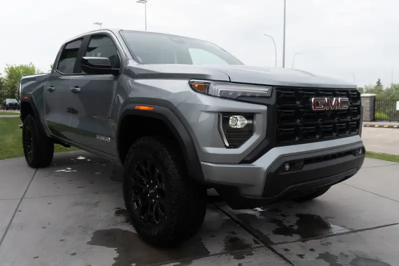 2026 GMC Canyon Elevation, šedá, 12 km, dovoz Kanada — foto 3 z 12