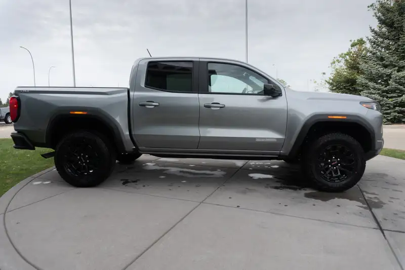 2026 GMC Canyon Elevation, šedá, 12 km, dovoz Kanada — foto 4 z 12