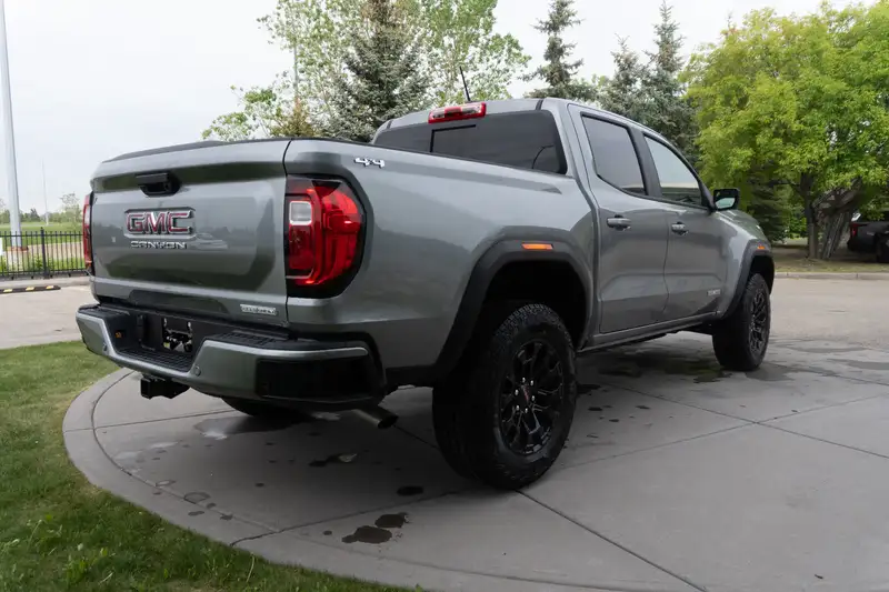 2026 GMC Canyon Elevation, šedá, 12 km, dovoz Kanada — foto 5 z 12