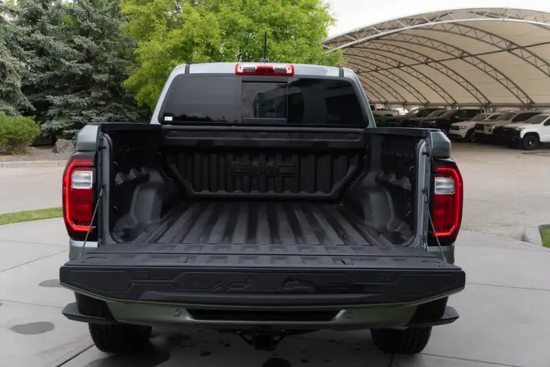 2026 GMC Canyon Elevation, šedá, 12 km, dovoz Kanada — foto 7 z 12