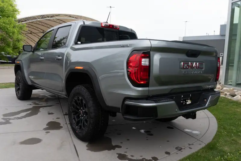 2026 GMC Canyon Elevation, šedá, 12 km, dovoz Kanada — foto 9 z 12