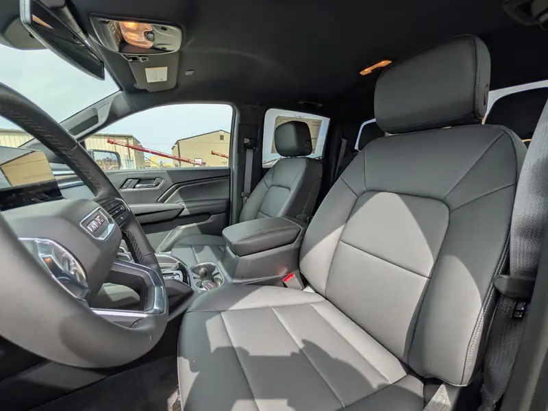 2026 GMC Canyon Elevation, bílá, 1 km, dovoz Kanada — foto 11 z 12