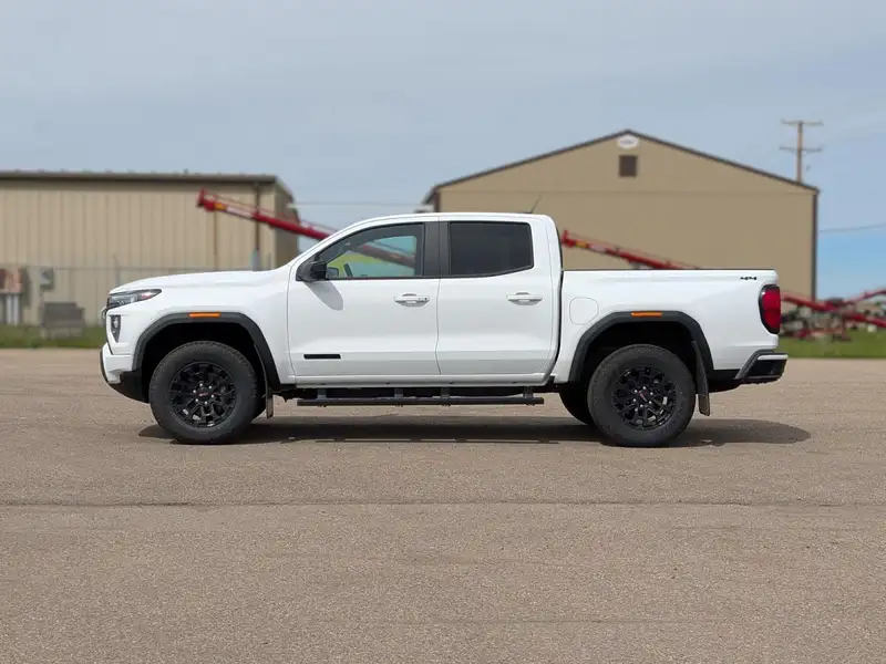 2026 GMC Canyon Elevation, bílá, 1 km, dovoz Kanada — foto 4 z 12