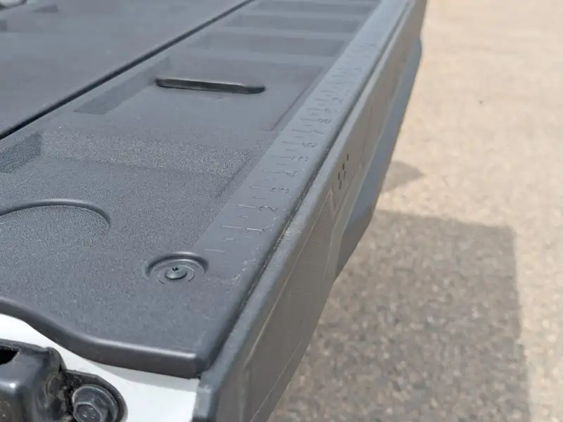 2026 GMC Canyon Elevation, bílá, 1 km, dovoz Kanada — foto 8 z 12