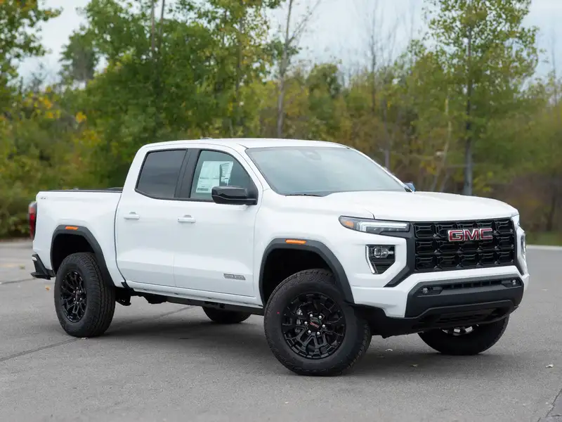 2026 GMC Canyon Elevation, bílá, 5 km, dovoz Kanada — foto 2 z 12