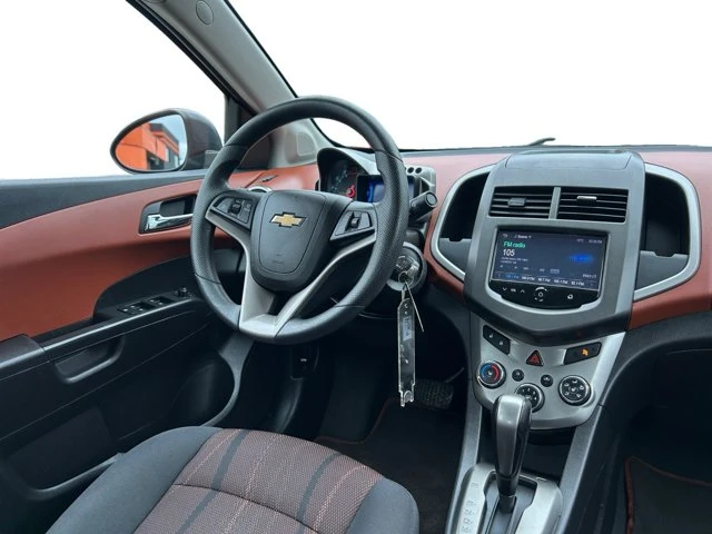 2016 Chevrolet Sonic LT, šedá, 67 738 km, dovoz Kanada — foto 15 z 17