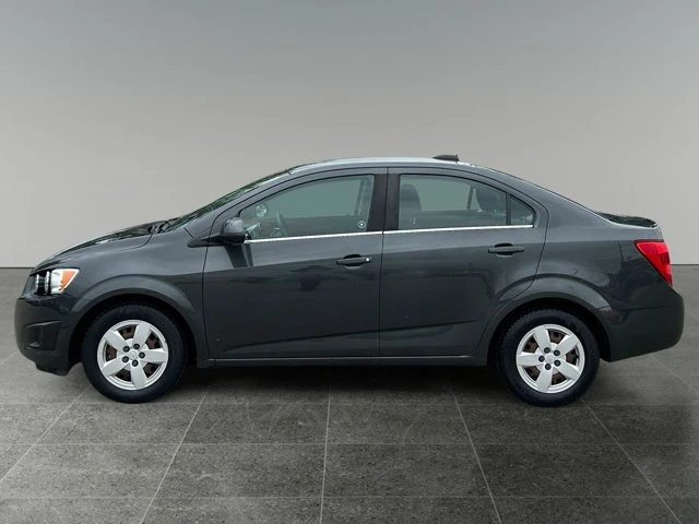 2016 Chevrolet Sonic LT, šedá, 67 738 km, dovoz Kanada — foto 2 z 17