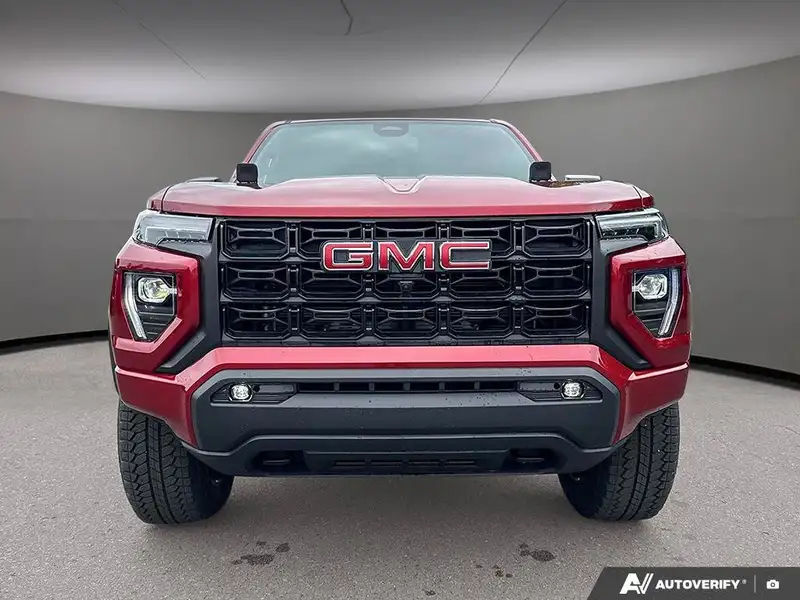 2026 GMC Canyon Elevation, červená, 52 km, dovoz Kanada — foto 8 z 12