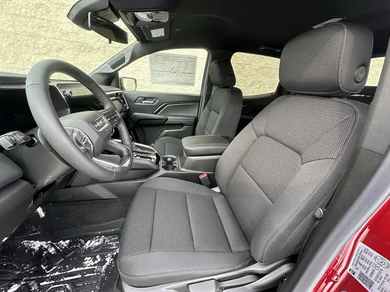 2026 GMC Canyon Elevation, červená, 4 km, dovoz Kanada — foto 10 z 12