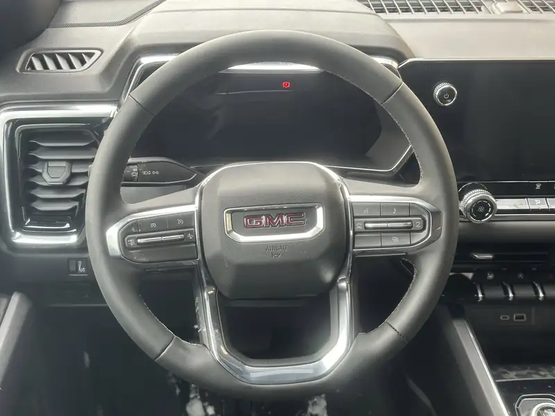 2026 GMC Canyon Elevation, červená, 4 km, dovoz Kanada — foto 11 z 12