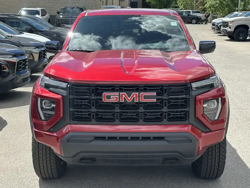 2026 GMC Canyon Elevation, červená, 4 km, dovoz Kanada — foto 2 z 12