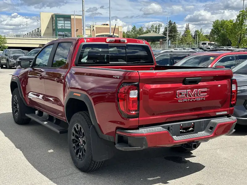 2026 GMC Canyon Elevation, červená, 4 km, dovoz Kanada — foto 4 z 12