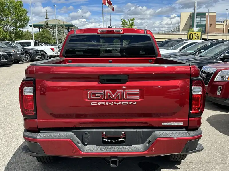 2026 GMC Canyon Elevation, červená, 4 km, dovoz Kanada — foto 5 z 12