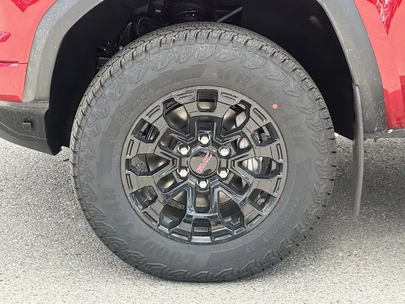 2026 GMC Canyon Elevation, červená, 4 km, dovoz Kanada — foto 6 z 12