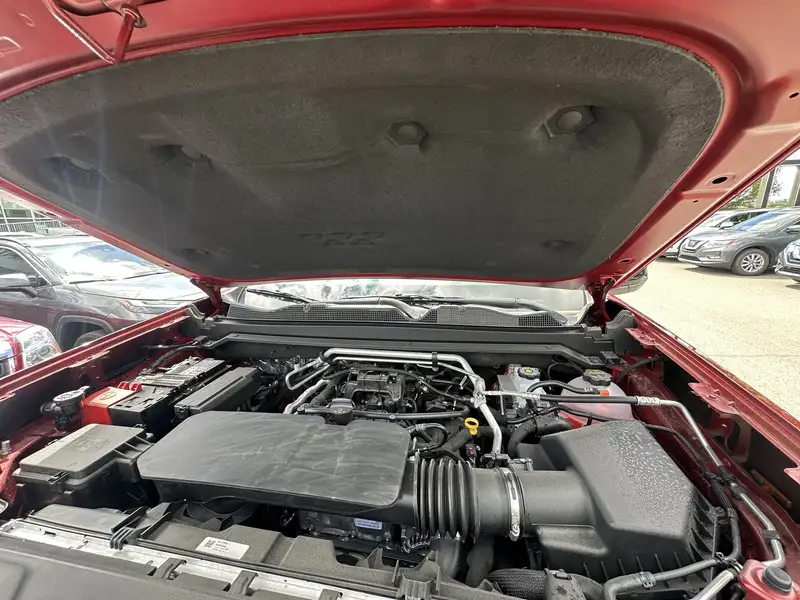 2026 GMC Canyon Elevation, červená, 4 km, dovoz Kanada — foto 7 z 12