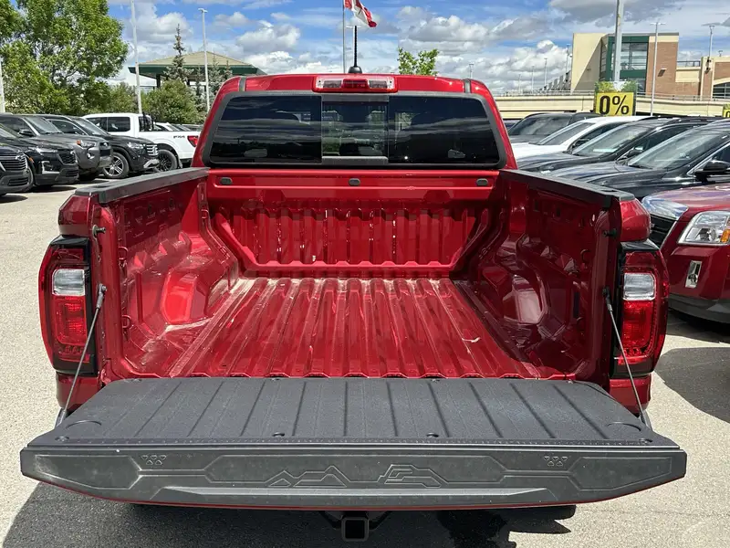 2026 GMC Canyon Elevation, červená, 4 km, dovoz Kanada — foto 8 z 12