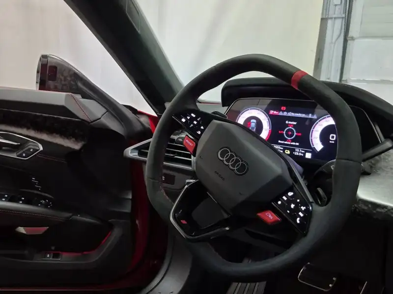2025 Audi RS e-tron GT performance, červená, 3 549 km, dovoz Kanada — foto 11 z 12