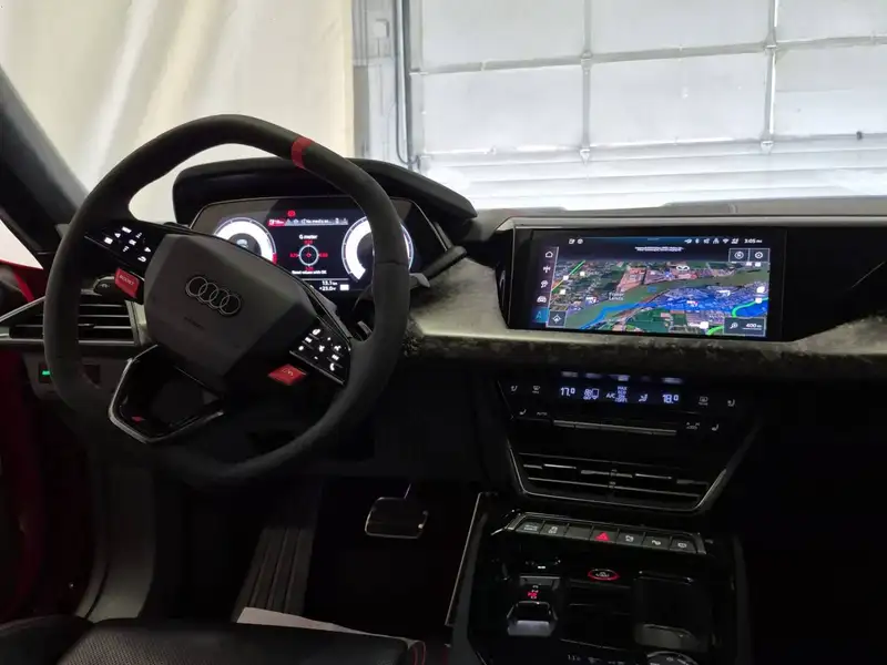 2025 Audi RS e-tron GT performance, červená, 3 549 km, dovoz Kanada — foto 12 z 12