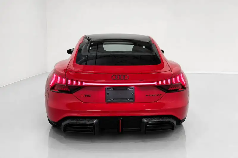 2025 Audi RS e-tron GT performance, červená, 3 549 km, dovoz Kanada — foto 4 z 12