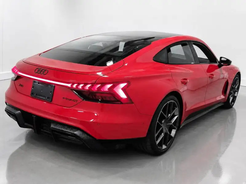 2025 Audi RS e-tron GT performance, červená, 3 549 km, dovoz Kanada — foto 5 z 12
