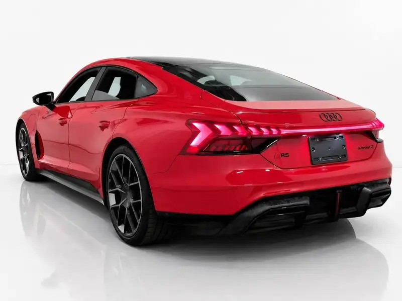 2025 Audi RS e-tron GT performance, červená, 3 549 km, dovoz Kanada — foto 6 z 12