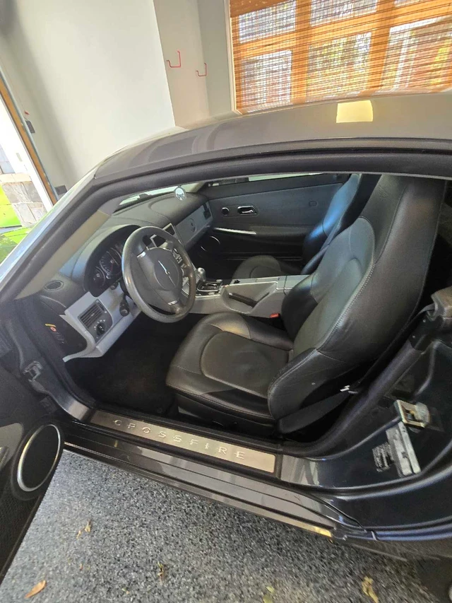 2004 Chrysler Crossfire, šedá, 80 000 km, dovoz Kanada — foto 4 z 5