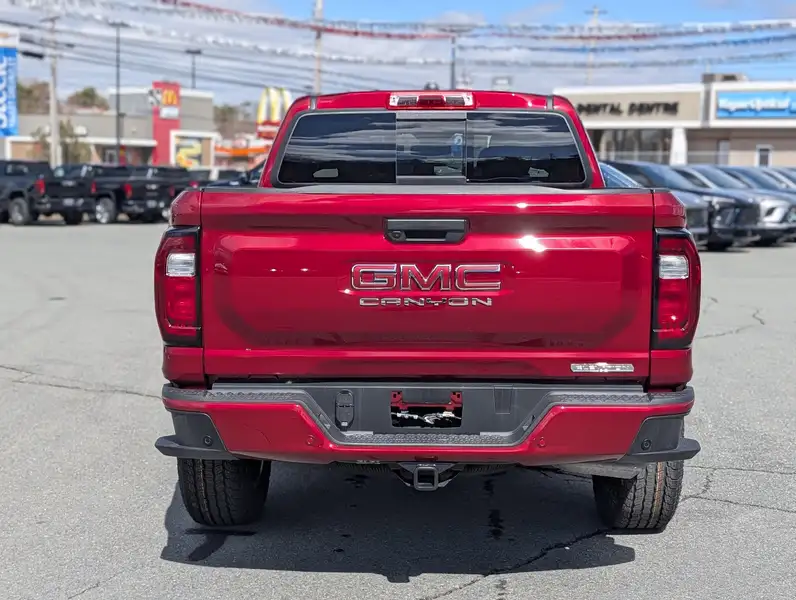 2026 GMC Canyon Elevation, červená, 10 km, dovoz Kanada — foto 10 z 12