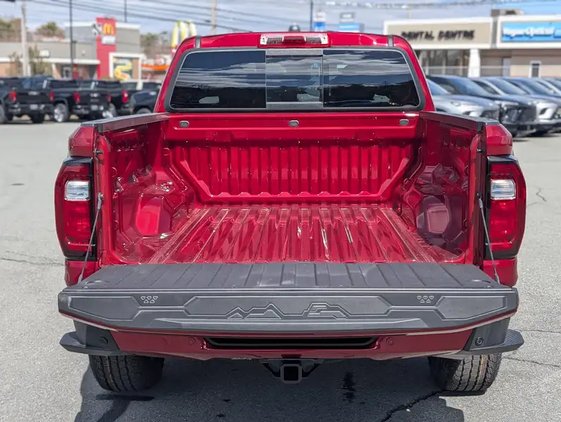 2026 GMC Canyon Elevation, červená, 10 km, dovoz Kanada — foto 11 z 12