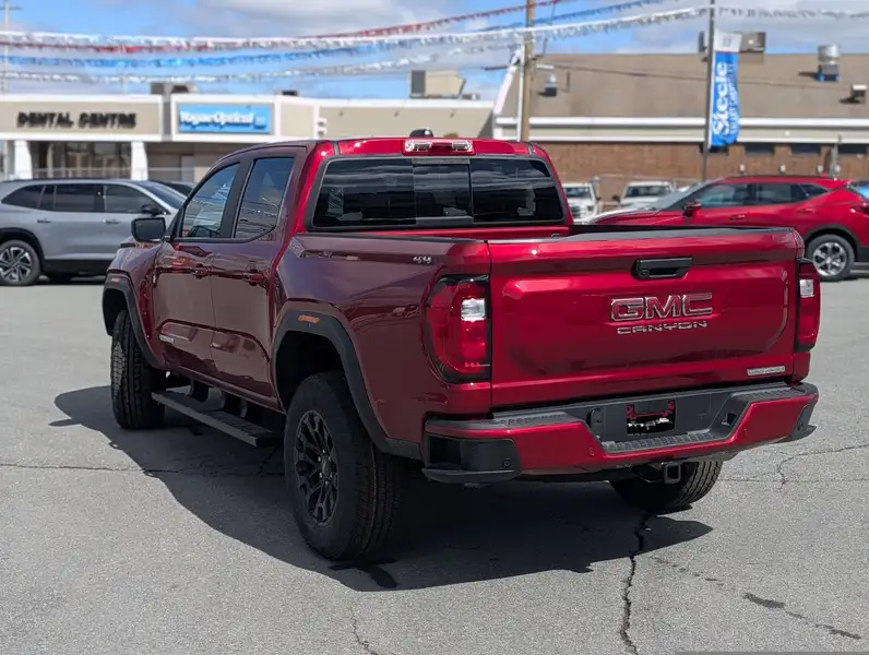 2026 GMC Canyon Elevation, červená, 10 km, dovoz Kanada — foto 12 z 12