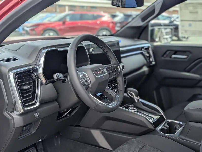 2026 GMC Canyon Elevation, červená, 10 km, dovoz Kanada — foto 2 z 12