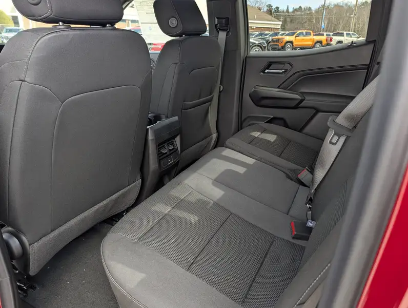 2026 GMC Canyon Elevation, červená, 10 km, dovoz Kanada — foto 5 z 12