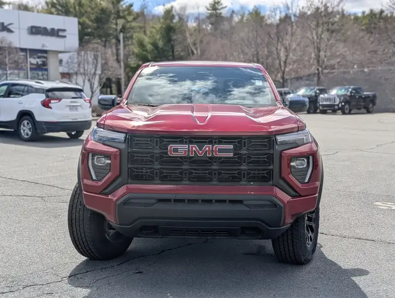 2026 GMC Canyon Elevation, červená, 10 km, dovoz Kanada — foto 6 z 12