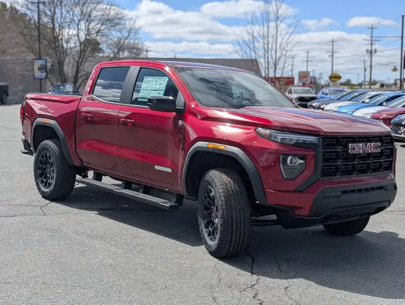 2026 GMC Canyon Elevation, červená, 10 km, dovoz Kanada — foto 7 z 12