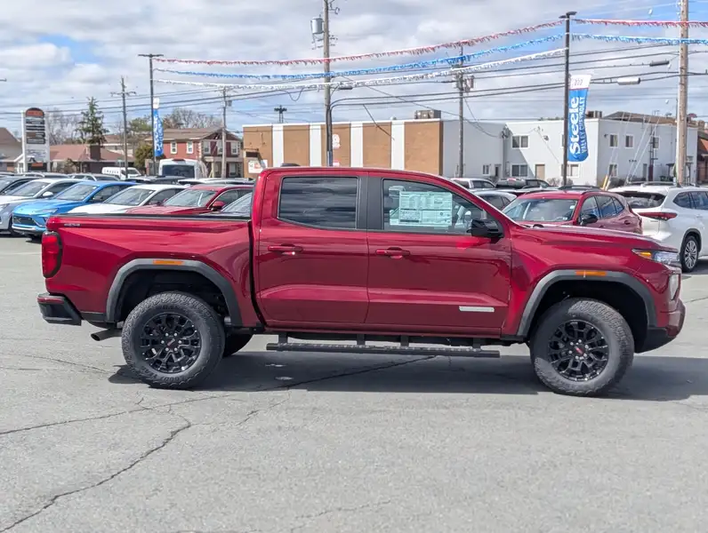 2026 GMC Canyon Elevation, červená, 10 km, dovoz Kanada — foto 8 z 12