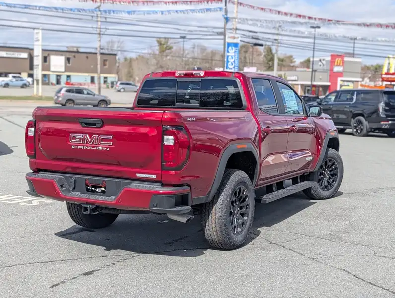 2026 GMC Canyon Elevation, červená, 10 km, dovoz Kanada — foto 9 z 12