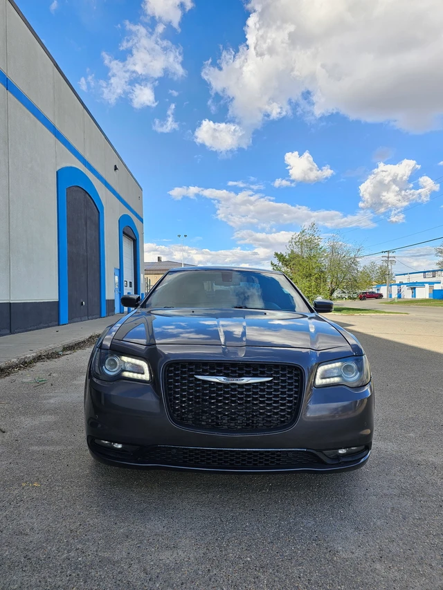 2016 Chrysler 300, červená, 195 704 km, dovoz Kanada — foto 2 z 5