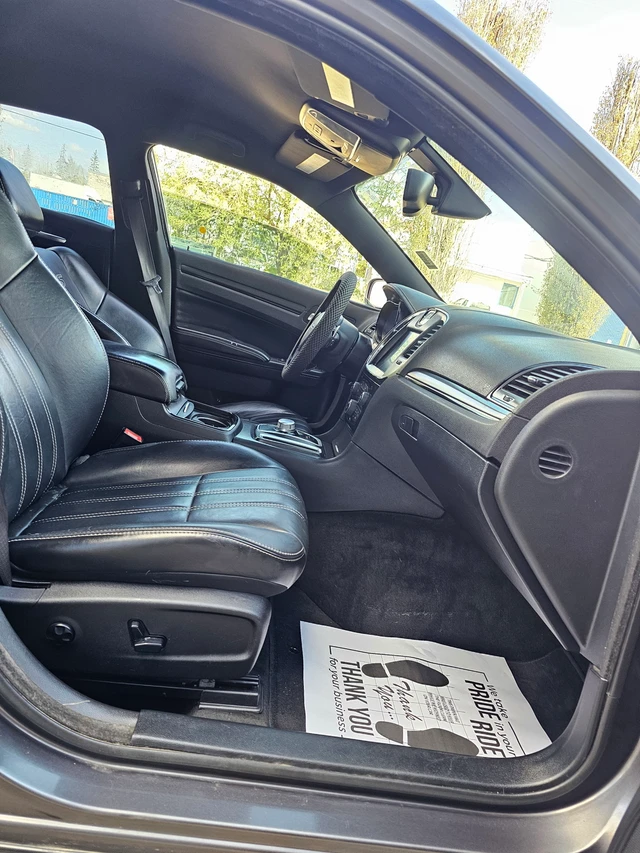2016 Chrysler 300, červená, 195 704 km, dovoz Kanada — foto 4 z 5