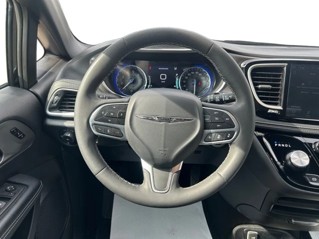 2025 Chrysler Pacifica Select, černá, 46 876 km, dovoz Kanada — foto 12 z 15