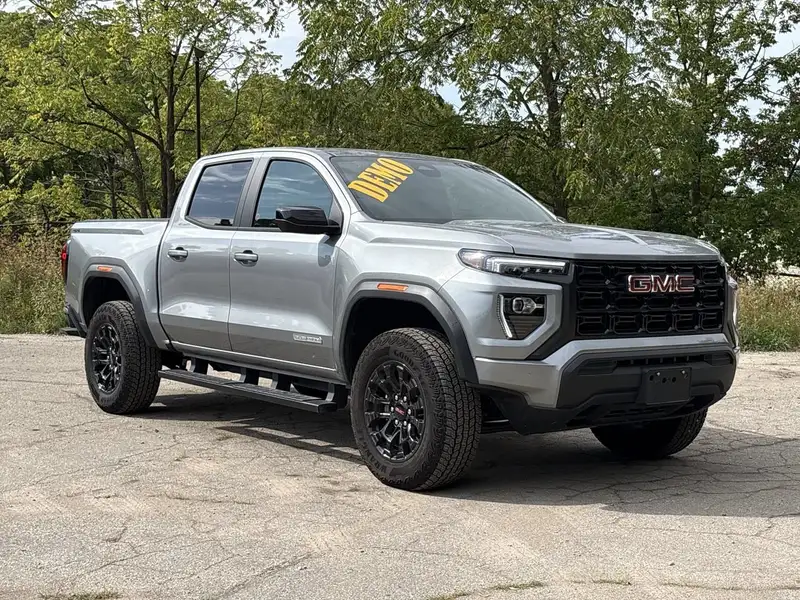 2026 GMC Canyon Elevation, šedá, 8 430 km, dovoz Kanada — foto 2 z 12