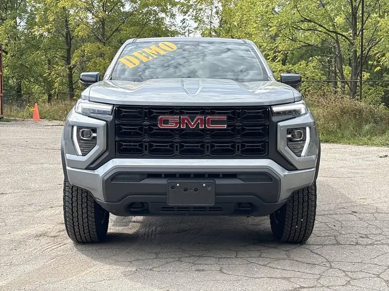 2026 GMC Canyon Elevation, šedá, 8 430 km, dovoz Kanada — foto 3 z 12