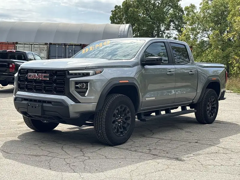 2026 GMC Canyon Elevation, šedá, 8 430 km, dovoz Kanada — foto 4 z 12