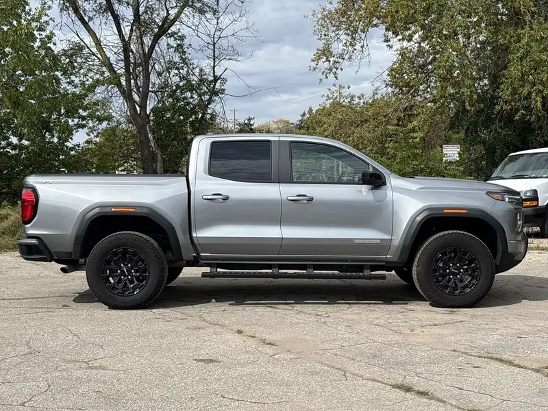 2026 GMC Canyon Elevation, šedá, 8 430 km, dovoz Kanada — foto 9 z 12