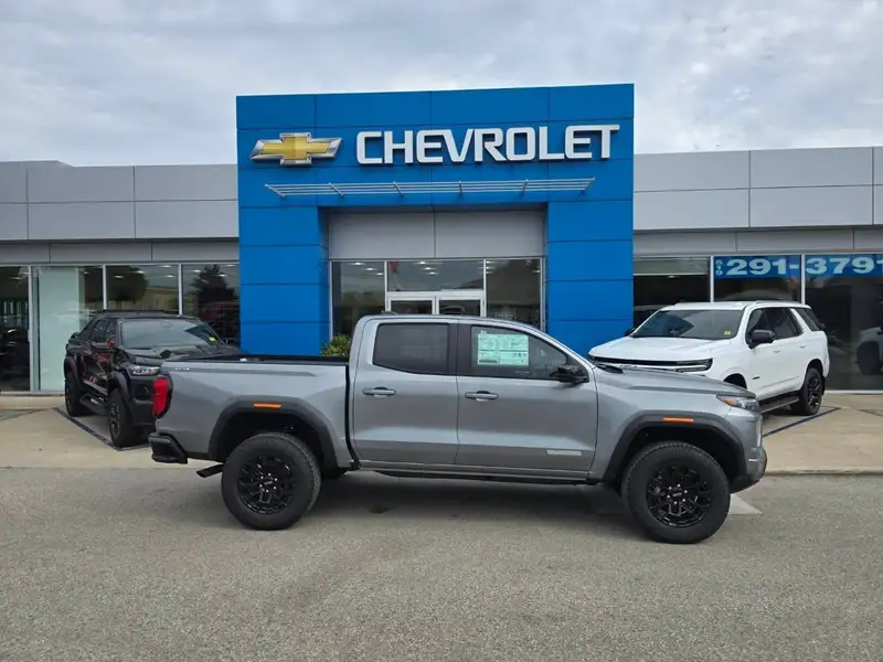 2026 GMC Canyon Elevation, stříbrná, 3 km, dovoz Kanada — foto 2 z 4