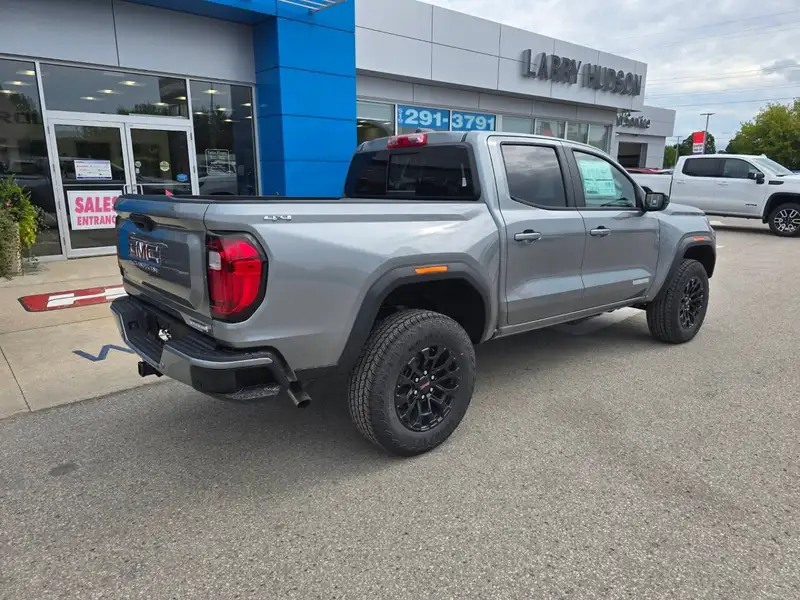 2026 GMC Canyon Elevation, stříbrná, 3 km, dovoz Kanada — foto 3 z 4