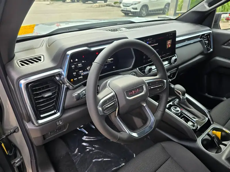 2026 GMC Canyon Elevation, stříbrná, 3 km, dovoz Kanada — foto 4 z 4